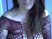 Een vrijgezelle spannende milf die van avontuurtjes en fantasietjes houdt. Om te delen of om de jouwe te horen.