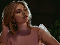 naked camgirl masturbating with vibrator AlliceDelice