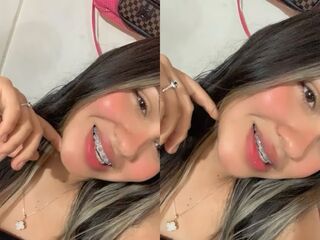 camgirl playing with vibrator CamilaFezz