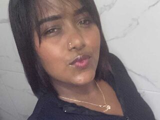 naughty camgirl masturbating with vibrator EvaMalia