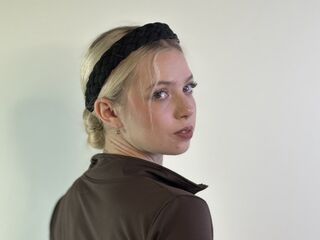 camgirl playing with vibrator EvetteHilado