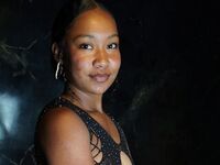 cam girl playing with vibrator HannahLabel