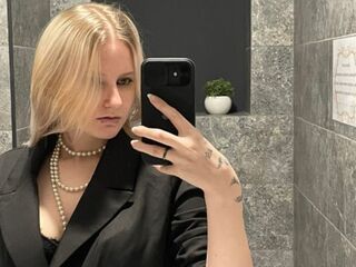 masturbating webcam girl JenaeMcquillen