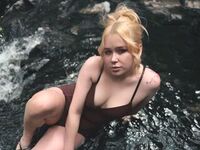 camwhore masturbating with vibrator KiriWhite