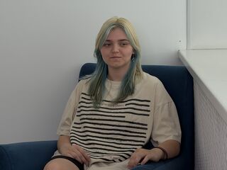 naughty cam girl fingering shaved pussy LauriMagnie