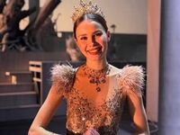 cam strip tease NylaPitarresi