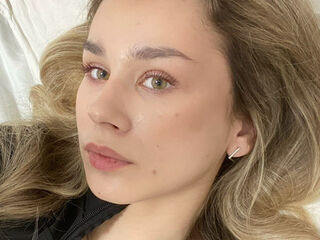 camslut masturbating RoxanePoire