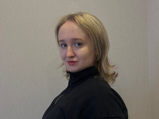 camgirl playing with dildo SuzannKernes