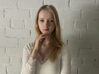 camgirl fingering shaved pussy TiaraHaberkamp